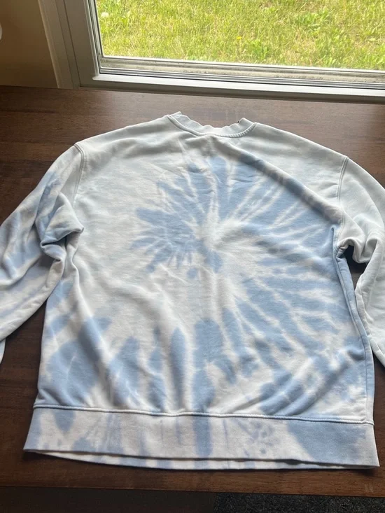 H&M-Netflix Women's Tie dyed Daisy Sweatshirt To all the boys I've loved before - Picture 3 of 5
